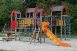 如果在乡镇上开个儿童乐园，投资成本1~2w够不够？