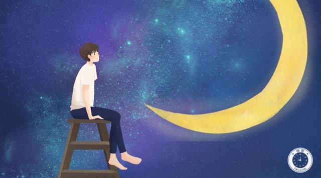 坐在板凳上看着天空月亮的男生，www.yiyingbk.com