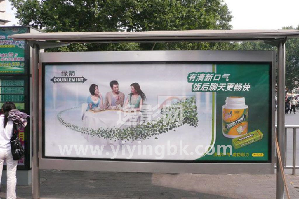 绿箭口香糖在车站台中设置的广告位置，www.yiyingbk.com