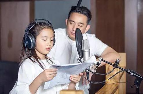 小女孩玩转播音主持！www.yiyingbk.com