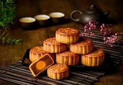 中秋佳节吃月饼，www.yiyingbk.com