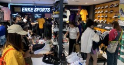 买买买!就买鸿星尔克!实探鸿星尔克杭州门面店