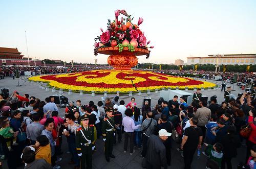 节日活动，节日花卉祝福，国庆节日节目，庆祝国庆节。