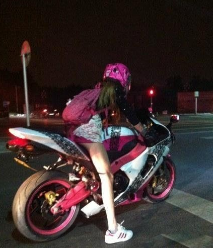 美女骑摩托车