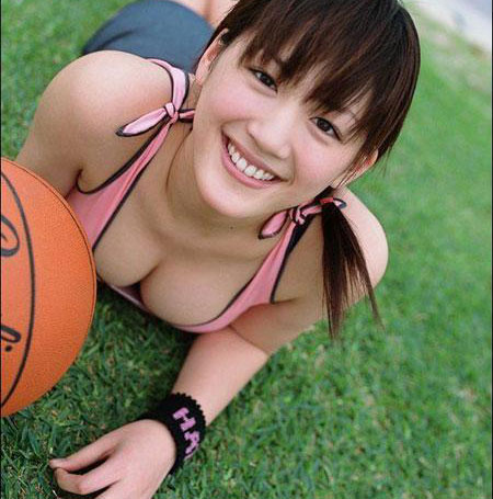 美女打蓝球