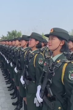 2019年国庆节阅兵结束后的女兵们
