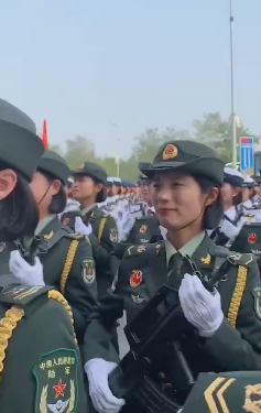 2019年国庆节阅兵结束后的女兵们
