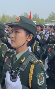 2019年国庆节阅兵结束后的女兵们
