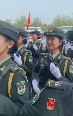 2019年国庆节阅兵结束后的女兵们