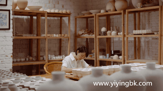 贵州女画家顾静在画画