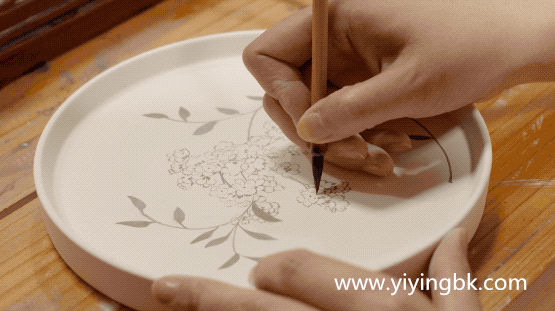 贵州女画家顾静在瓷器上作画