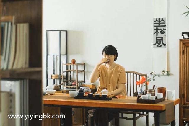贵州女画家顾静在喝茶