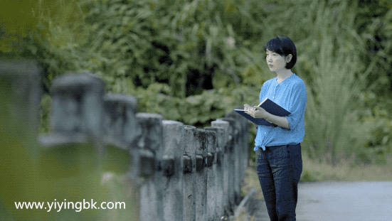 贵州女画家顾静在外画画