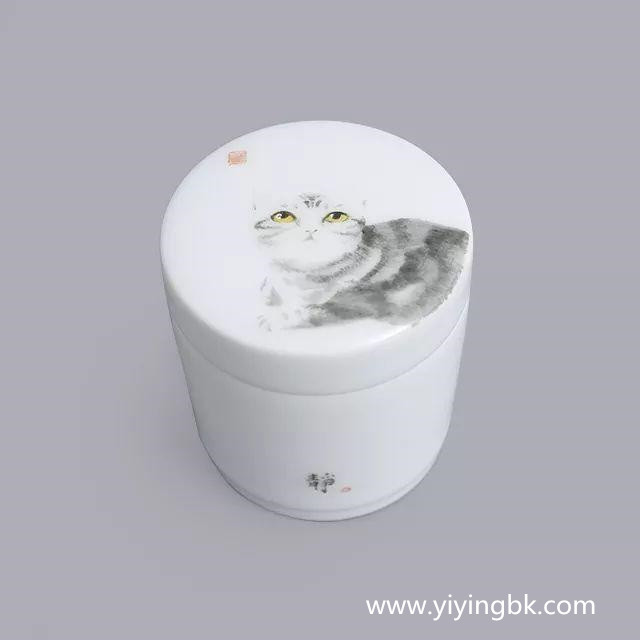 贵州女画家顾静在瓷器上画的猫