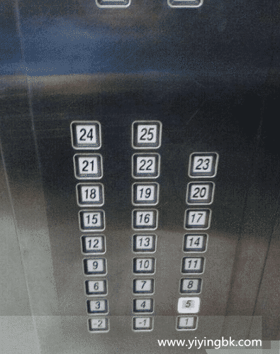 女子乘坐电梯视频曝光，家人看了后都觉得丢人，网友：还有脸笑？