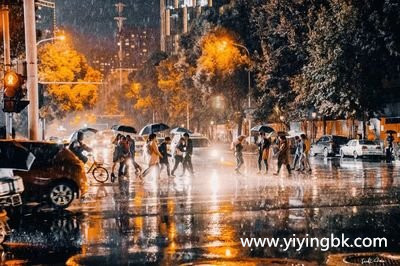 城市路上下着雨加雪中的行人
