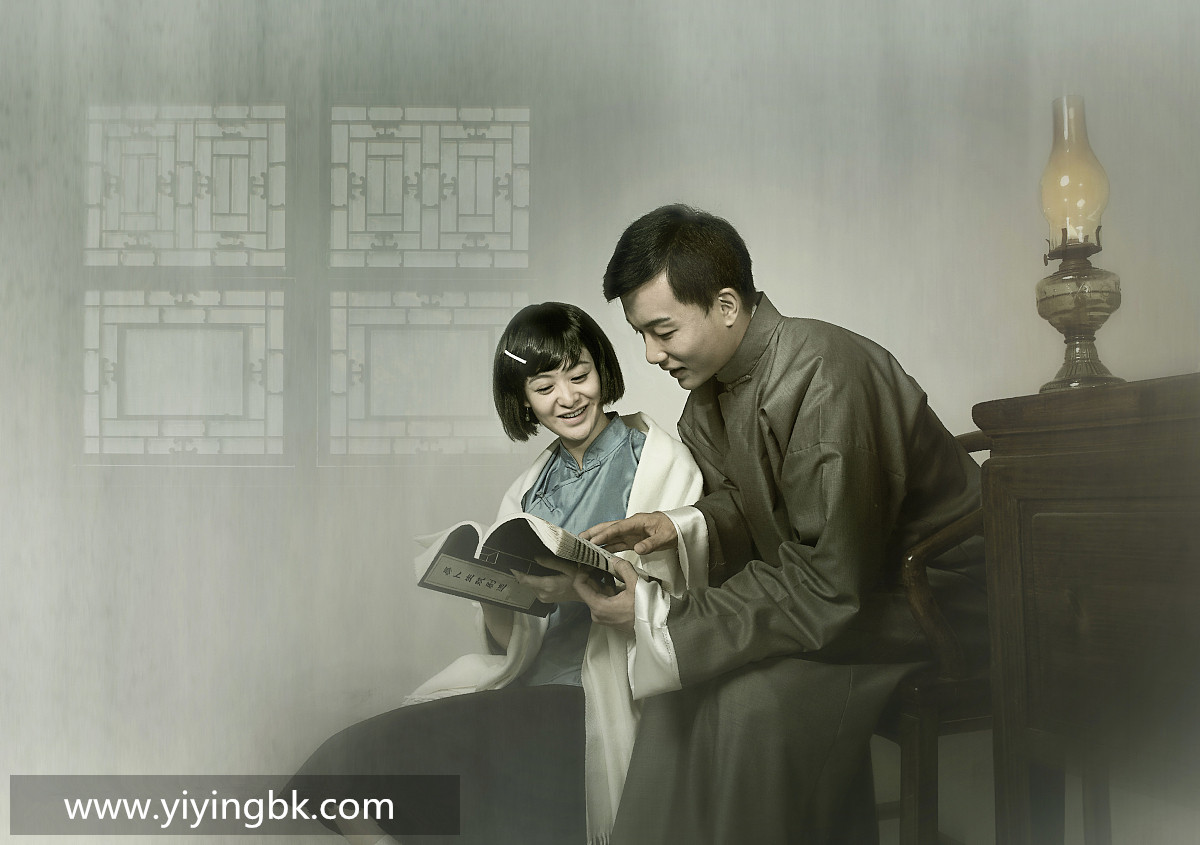 男女在一起看书，www.yiyingbk.com