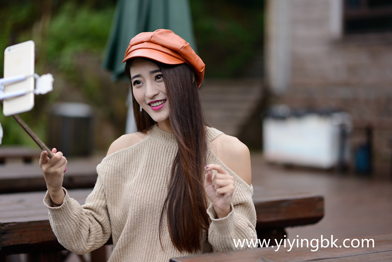漂亮时尚又好看性感的女主播，拿着手机自拍直播。www.yiyingbk.com