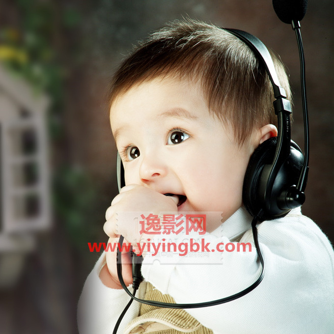 活泼健康的小宝宝，带上耳机听音乐非常迷人。www.yiyingbk.com