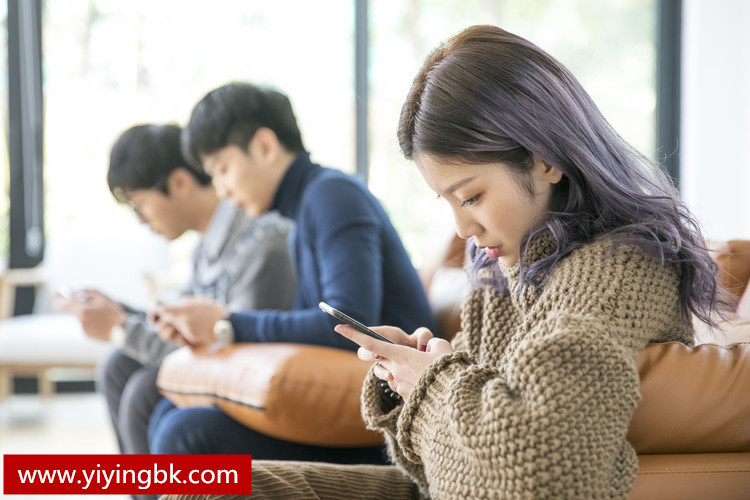 漂亮的女孩正在玩手机，www.yiyingbk.com
