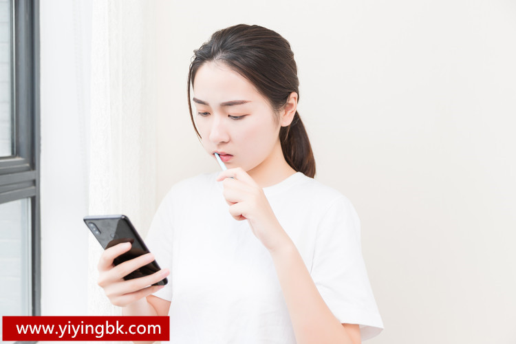 正在认真看手机的女孩子，www.yiyingbk.com