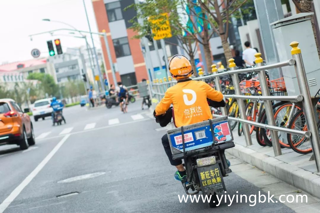 在路上送外卖的年轻人，www.yiyingbk.com