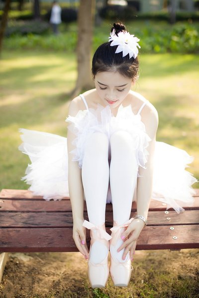 美女，穿白色衣服的小女孩，www.yiyingbk.com