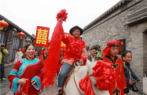结婚接亲当天，新郎骑马，新娘坐花轿。www.yiyingbk.com