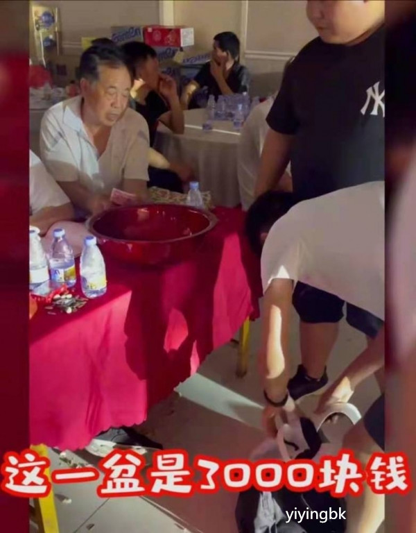 有人结婚，小伙子随份子钱3000个硬币，看呆记账的大爷，www.yiyingbk.com