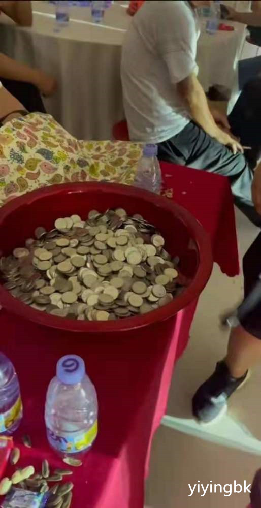 有人结婚，小伙子随份子钱3000个硬币，看呆记账的大爷，www.yiyingbk.com