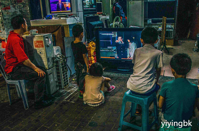 在家的生活，和一群孩子看着电视。www.yiyingbk.com
