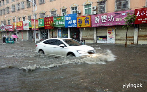 河南暴雨，路上的雨水都到汽车轮胎上方。www.yiyingbk.com