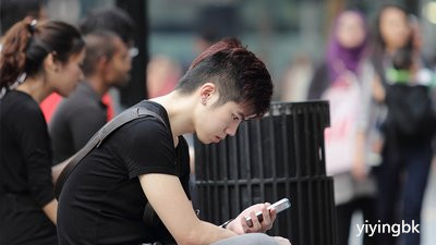 低头玩手机的人，www.yiyingbk.com