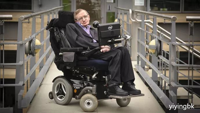 霍金坐在自己的黑科技轮椅上，www.yiyingbk.com