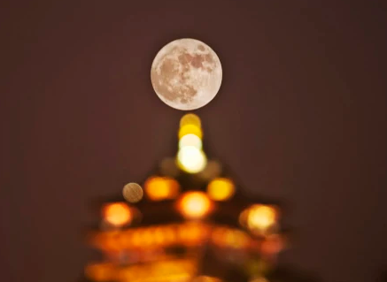 美丽漂亮的月亮缓缓升起，www.yiyingbk.com