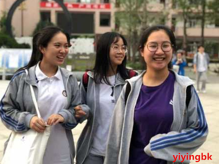 女生们在校园内说说笑笑，www.yiyingbk.com