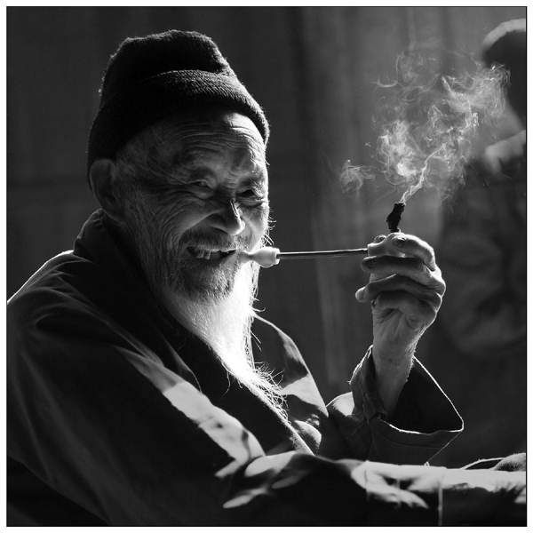 抽烟的一位老人，www.yiyingbk.com