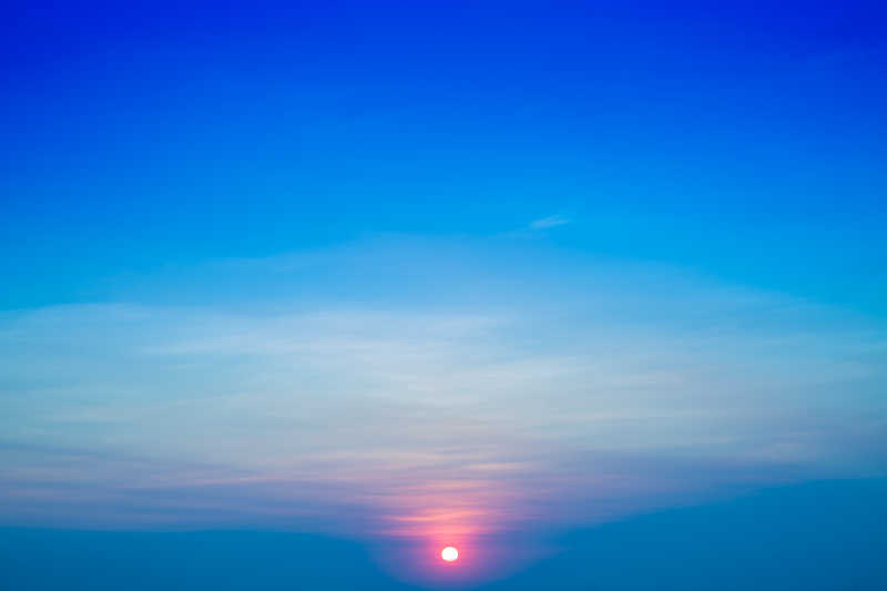 有太阳的一天早晨，还没出来的时候天气凉快。www.yiyingbk.com