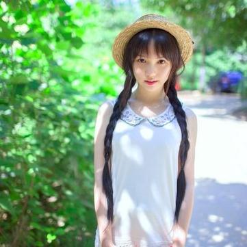 太阳光下的小女孩儿，戴着遮阳帽面对着镜头。www.yiyingbk.com