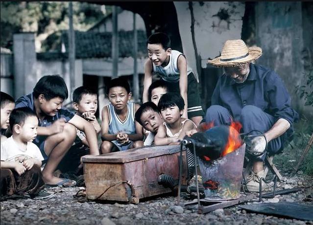 小时候，大家围在一起看爆米花。www.yiyingbk.com