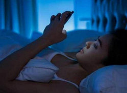 躺在床上玩手机，一会儿就想睡觉。www.yiyingbk.com