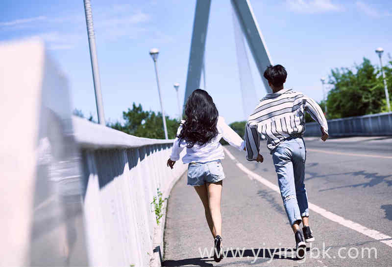 一对年轻的小情侣！www.yiyingbk.com