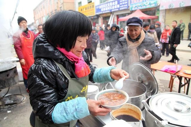 卖小吃胡辣汤和米线沫，还有包子和油条。www.yiyingbk.com